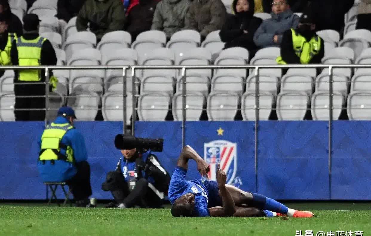 球员在场上频频失误引起困扰 球员在场上频频失误引起困扰