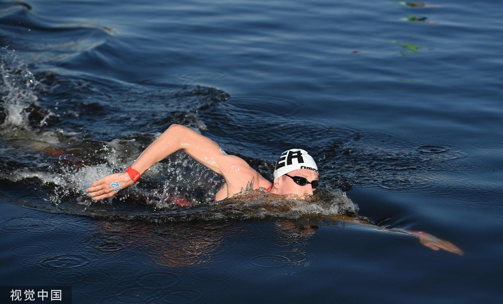 荷兰游泳选手刷新纪录，夺得金牌